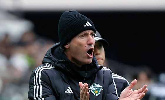 선수들 다독이는 타노스 코치