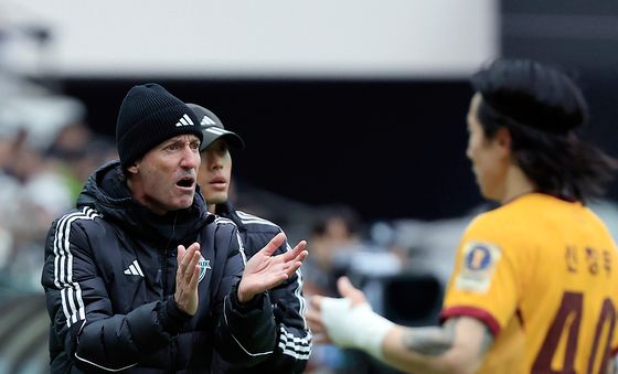 선수들 다독이는 타노스 코치