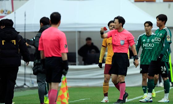 이정효 감독에 레드카드 꺼낸 박병진 주심