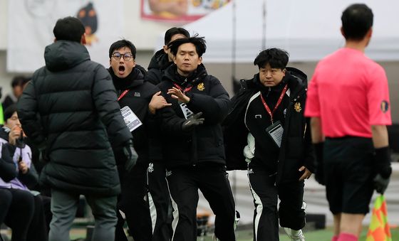 항의하는 이정효 감독