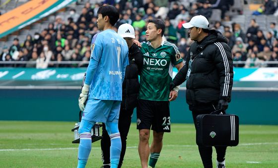 부상 교체되는 김태환