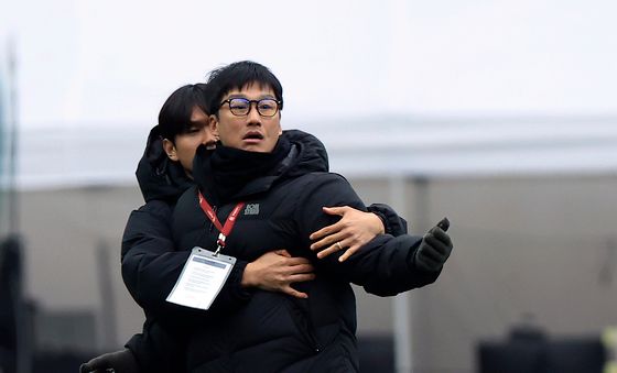 흥분한 이정효 감독