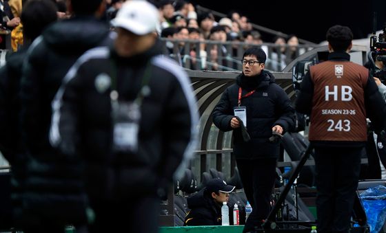 퇴장 당한 이정효 광주FC 감독