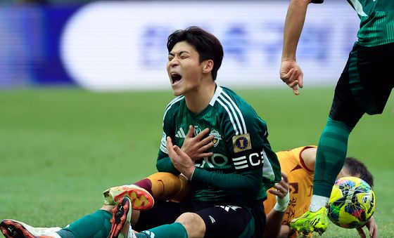 헤이스와 충돌에 아파하는 박진섭