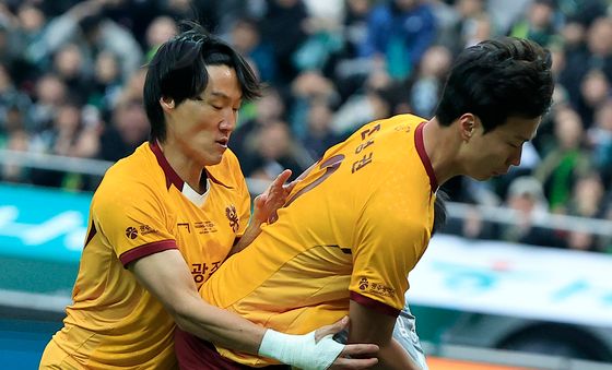 가속도 줄이지 못한 충돌로 골키퍼 부상 교체