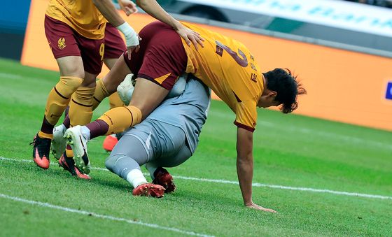 무게에 눌리며 오른쪽 발목 부상 당한 김경민 골키퍼