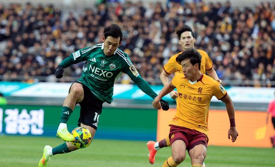 송민규 '다 비켜'