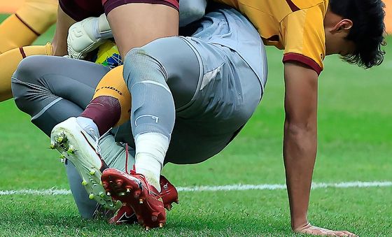 같은팀과 충돌에 골키퍼 부상