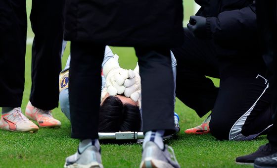 괴로워 하는 김경민 골키퍼