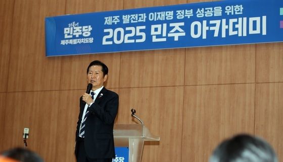 제주서 강연하는 정청래 민주당 대표