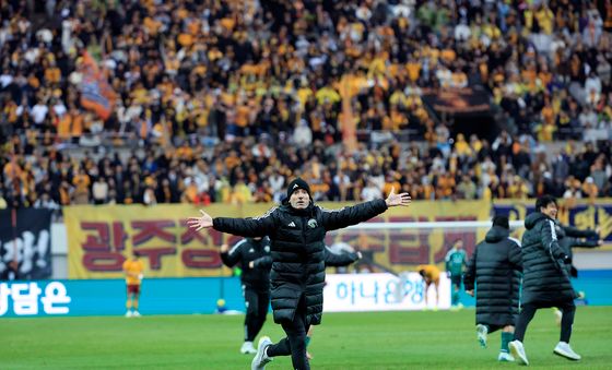 타노스 코치, 우승에 두 팔 활짝