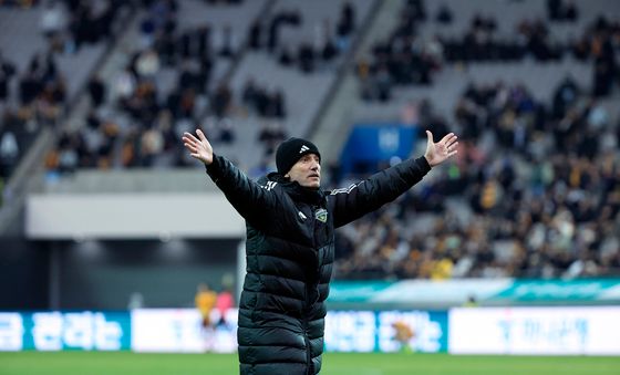 우승 확정 후 서포터즈 가장 먼저 찾은 타노스 코치