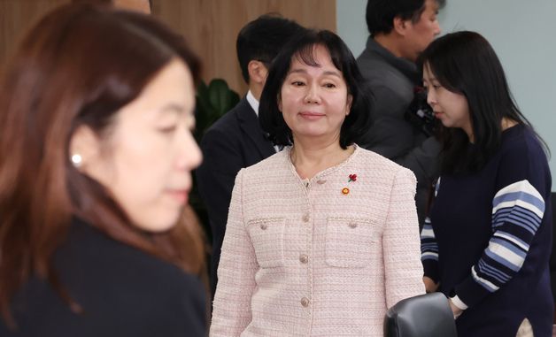 회의장 입장하는 송경희 위원장