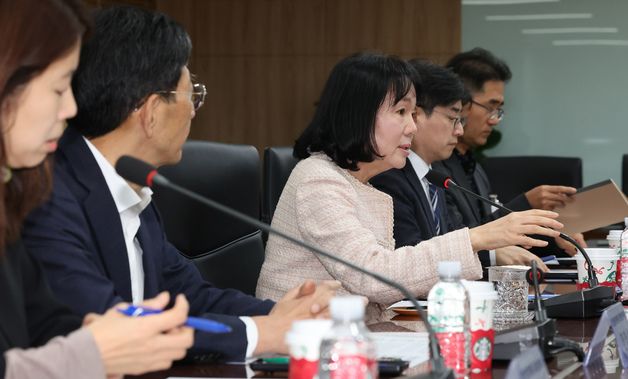 ISMS-P 인증 기업 정보유출 관련 개선 위한 회의 갖는 송경희 개보위원장