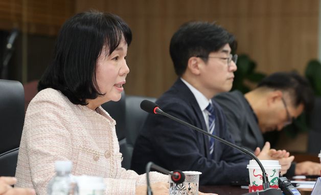 모두발언하는 송경희 개보위원장