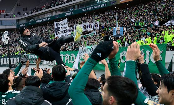 타노스 코치 우승 헹가래 치는 전북현대 선수들