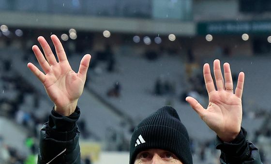 서포터즈에 인사하는 타노스 코치