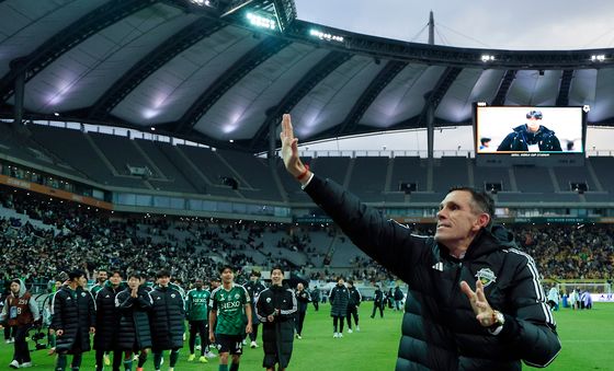 팬들에 인사하는 거스 포옛