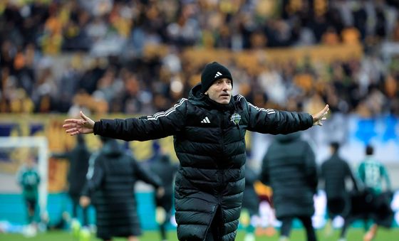 선수들과 반대로 뛴 타노스 수석코치