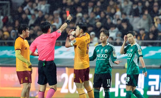 퇴장 당하는 이승우