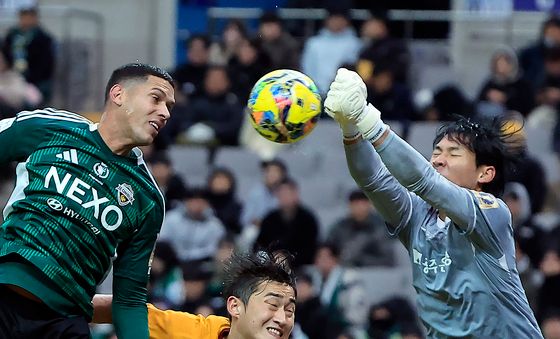 광주 골문 노리는 티아고