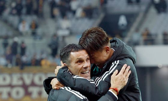 우승 기쁨 나누는 거스 포옛 감독과 이승우