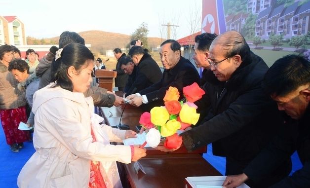 北 락원군 흥상농장·금야군 읍농장서 살림집 입사모임…"국가부흥의 활로"