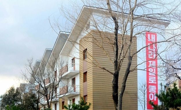 北 락원군 흥상농장·금야군 읍농장서 살림집 입사모임…"사회주의 낙원"