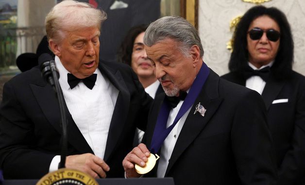 [포토]배우 실베스터 스탤론에게 '케네디센터 아너스' 메달 수여하는 트럼프