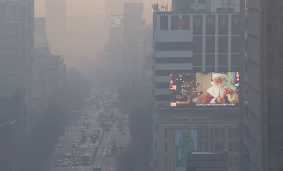 미세먼지에 뿌연 서울 도심
