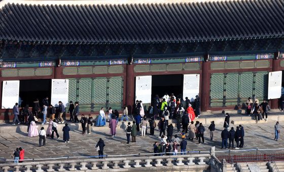 '포근한 날씨에 북적이는 경복궁'