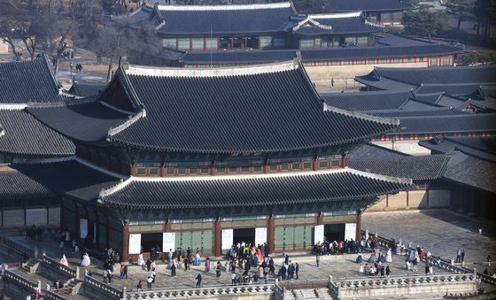 포근한 날씨에 경복궁 나들이 나선 시민들