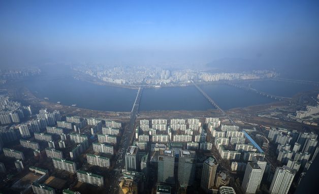파란 하늘을 가로 막는 뿌연 미세먼지