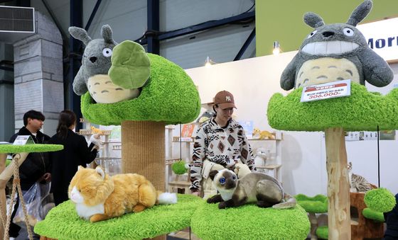 만화 캐릭터로 만들어진 '캣타워'