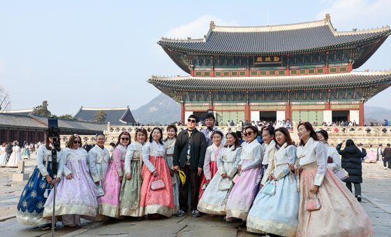 포근한 날씨, 한복입고 찰칵