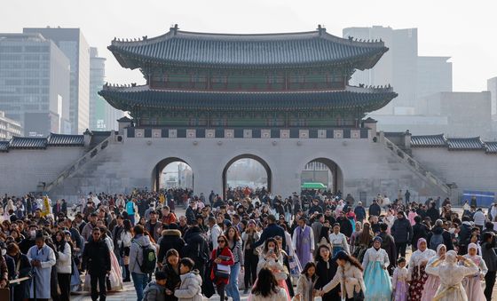 포근한 대설, 경복궁 찾은 인파