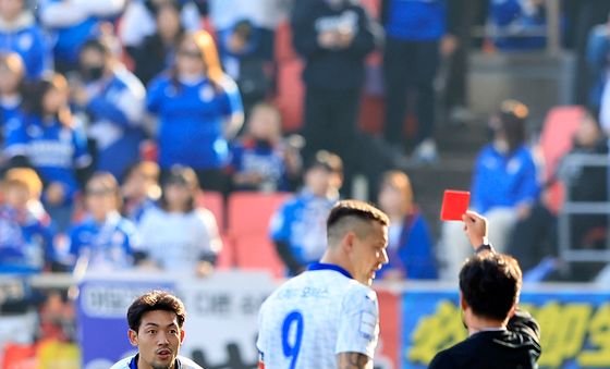 퇴장 당하는 이기제