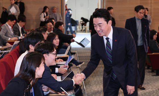 기자들과 인사하는 강훈식 비서실장