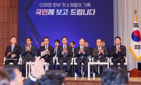 대통령실 '6개월 성과 간담회 박수'