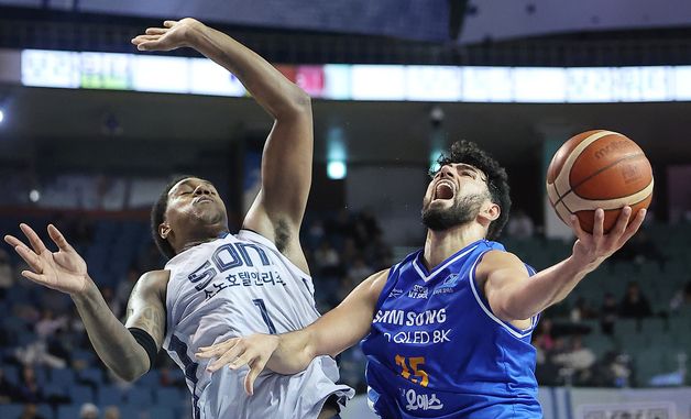 골밑 돌파하는 케렘 칸터