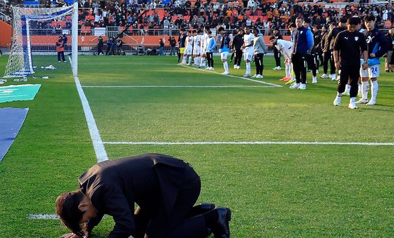 승격 실패 엎드려 사과하는 변성환 감독