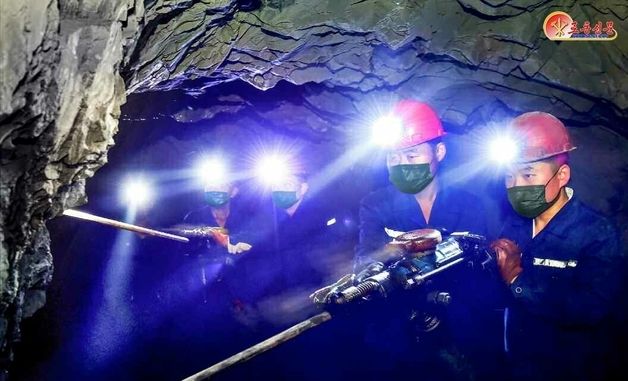 北 룡등탄광 "증산 투쟁의 불길 세차게 지펴올려"