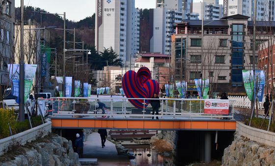 시냇물 흐르는 포항 학산천 생태하천