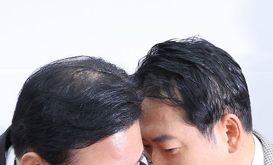 귀엣말 나누는 장동혁·송언석