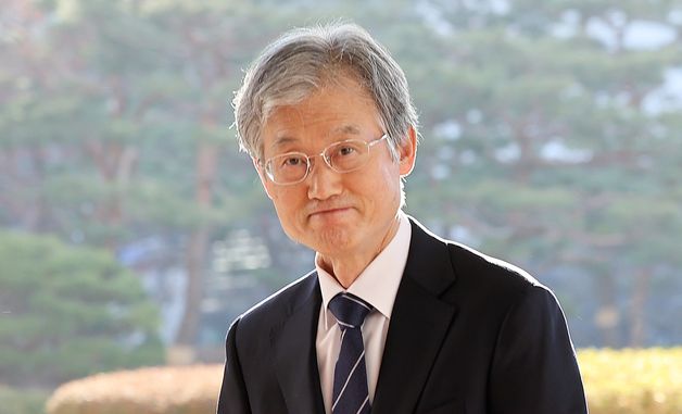 출근하는 조희대 대법원장