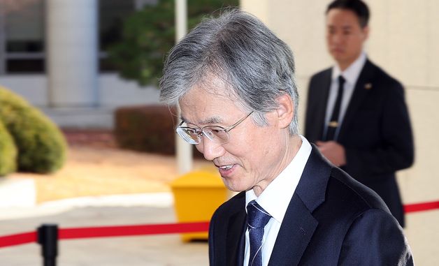 출근하는 조희대 대법원장