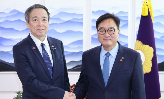 주한일본대사와 악수하는 우원식