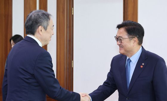 악수하는 우원식 의장·미즈시마 코이치 대사