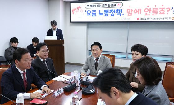 토론회 인사말하는 장동혁