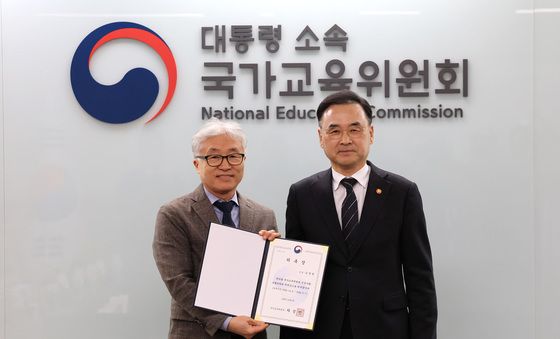 차정인 위원장, 인문사회 특별위원회 위촉장 수여